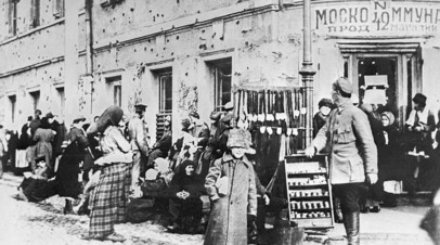 Очередь за продуктами у магазина на углу Никитской улицы и Тверского бульвара в Москве, 1920 год