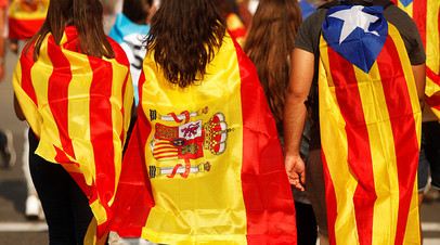 Сторонники независимости Каталонии на улицах Барселоны.