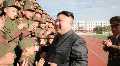 Ким Чен Ын с курсантами.