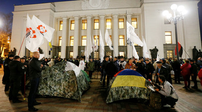 Митингующие у здания Верховной рады в Киеве.