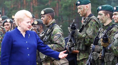 Даля Грибаускайте общается с литовскими солдатами на полигоне 