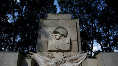 Памятник солдатам Советской армии в Варшаве, Польша