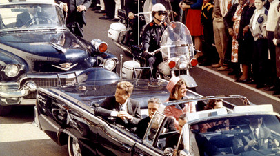 Президент США Джон Ф. Кеннеди, первая леди Жаклин Кеннеди и губернатор штата Техас Джон Коннали за несколько минут до убийства Джона Ф. Кеннеди в Далласе