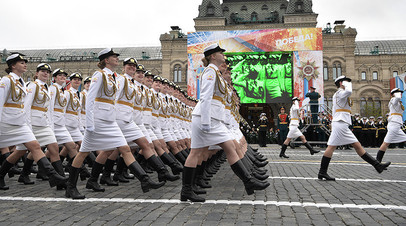 Военнослужащие во время парада в Москве, посвящённого 72-й годовщине Победы в Великой Отечественной войне.