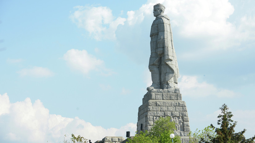 Символ «советской оккупации»: кто в Болгарии борется с памятниками солдатам-освободителям