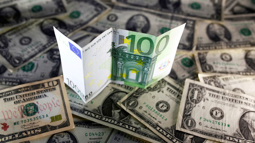 «Катастрофического обвала ожидать не стоит»: доллар и евро превысили отметки в 60 и 70 рублей