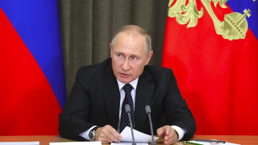 Зеркальная мера: Владимир Путин подписал закон о СМИ-иноагентах