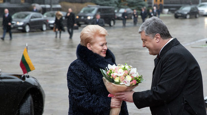 Президент Литвы Даля Грибаускайте во время визита в Киев в декабре 2016 года с украинским лидером Петром Порошенко.