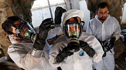 Сирийский медперсонал, оказывающий помощь пострадавшим от химического оружия