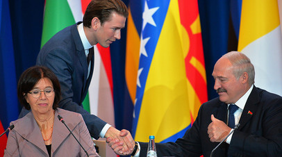 Президент Белоруссии Александр Лукашенко здоровается с избранным канцлером Австрии Себастьяном Курцем 