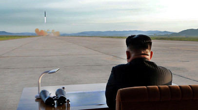 Северокорейский лидер Ким Чен Ын наблюдает за запуском ракеты. 16 сентября 2017 года 