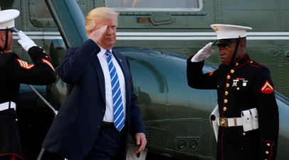 45-й президент США Дональд Трамп приветствует почётный караул морских пехотинцев.