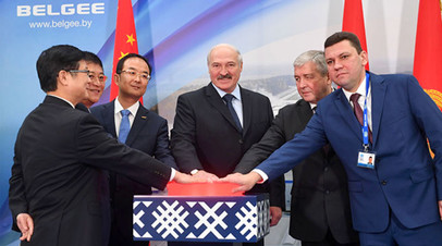 Александр Лукашенко во время посещения завода «БелДжи»