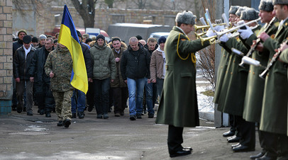 Призывники в украинскую армию и военный духовой оркестр на одном из призывных пунктов в Киеве