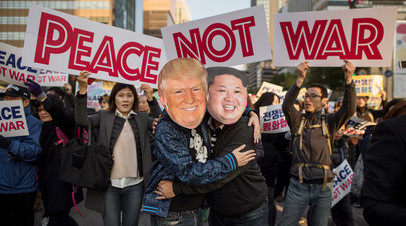 Демонстранты во время митинга в Сеуле