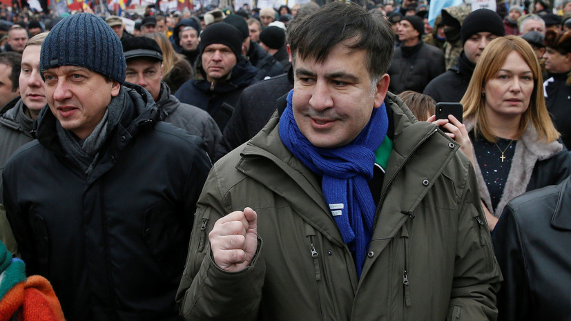 Сторонники Саакашвили выломали двери Октябрьского дворца в Киеве