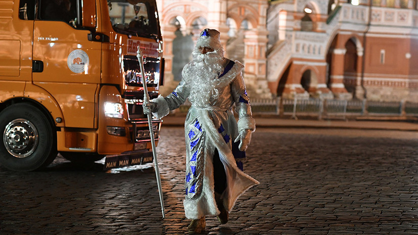Дед Мороз доставил в Кремль главную новогоднюю ель России