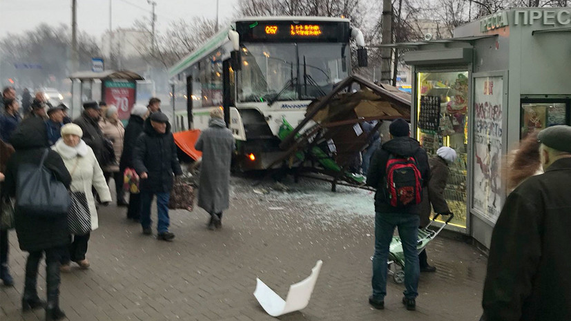 ТАСС: два человека погибли в результате наезда автобуса на остановку в Москве
