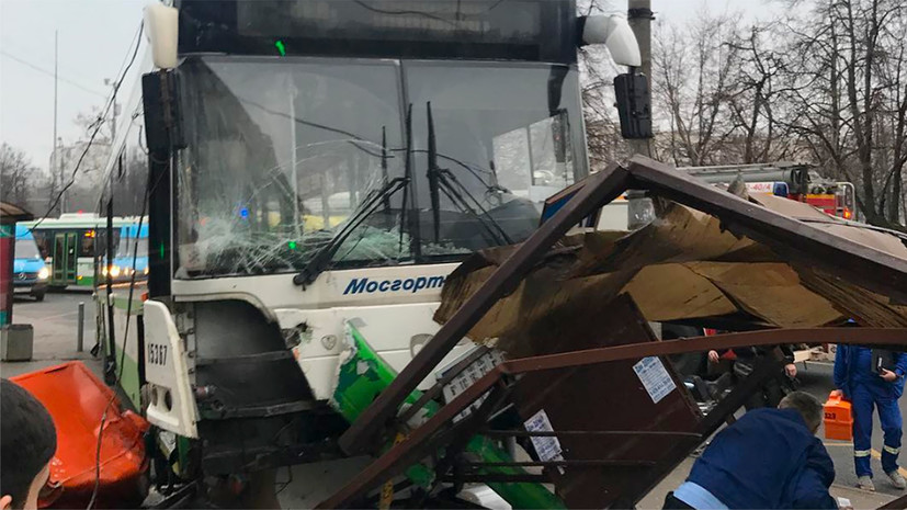 В МЧС опровергли гибель людей в результате наезда автобуса на остановку в Москве