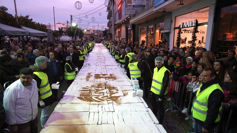 В Греции приготовили гигантский торт в честь наступающего Нового года