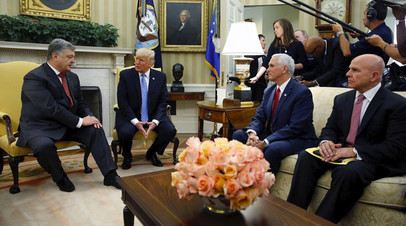 Президент Украины Пётр Порошенко (справа) на встрече с президентом США Дональдом Трампом (слева) в Овальном кабинете Белого дома