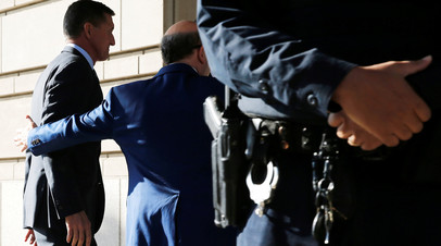 Агенты ФБР сопровождают Флинна на заседание суда