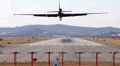 Самолёт-разведчик ВВС США U-2s садится на авиабазе Осан в Пхёнтхэке, Южная Корея