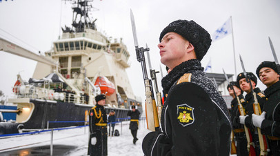 Торжественный подъём военно-морского флага на ледоколе «Илья Муромец» в Санкт-Петербурге