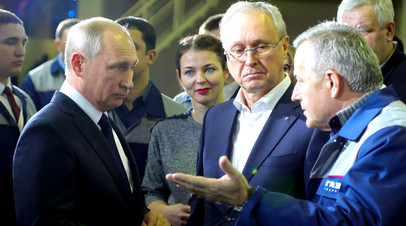 Владимир Путин во время посещения Горьковского автомобильного завода