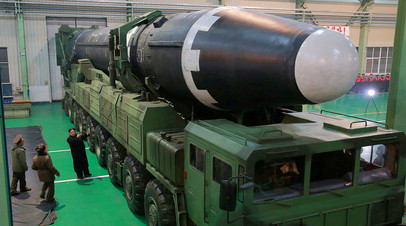 Ким Чен Ын осматривает межконтинентальную баллистическую ракету «Хвасон-15»