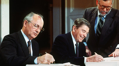 Михаил Горбачёв и президент США Рональд Рейган во время подписания Договора между СССР и Соединёнными Штатами о ликвидации ракет средней и меньшей дальности