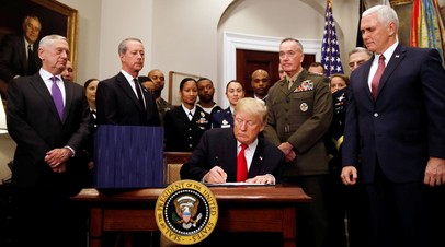 Трамп подписывает закон о финансировании Пентагона на 2018 год