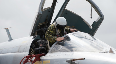 Российский военнослужащий в кабине самолёта Су-24 на авиабазе Хмеймим в Сирии