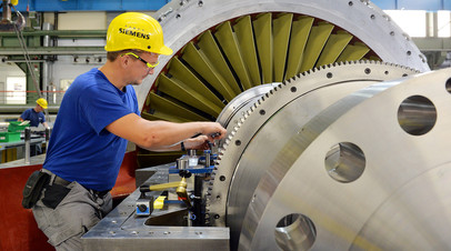 Работник Siemens  на стадии окончательной сборки турбины, Берлин