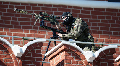 Снайпер на Кремлёвской стене во время парада Победы 9 мая 2017 года 