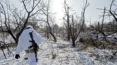 Украинский военный у населённого пункта Авдеевка в Донбассе