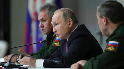 Владимир Путин и Сергей Шойгу на расширенном заседании коллегии Минобороны