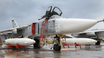 Подготовка бомбардировщика Су-24 ВКС России на авиабазе Хмеймим в Сирии 