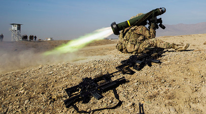 Противотанковый ракетный комплекс Javelin в руках американского солдата