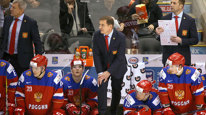 Главный тренер сборной России Валерий Брагин (в центре) 