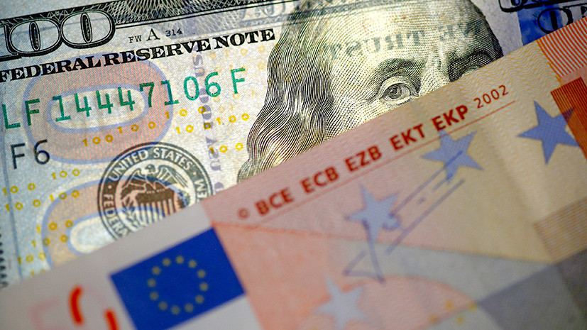 Трое на одного: почему доллар слабеет по отношению к евро, британскому фунту и рублю