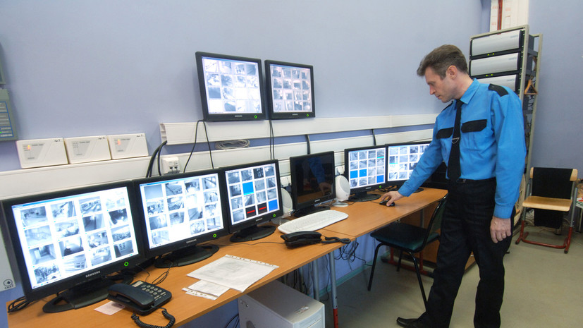 Видеоконтроль и металлодетекторы: в Госдуме предлагают обязать школы исполнять профстандарт для охранников