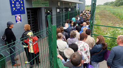 Украинцы в очереди на КПП Шегини — Медыка на границе с Польшей