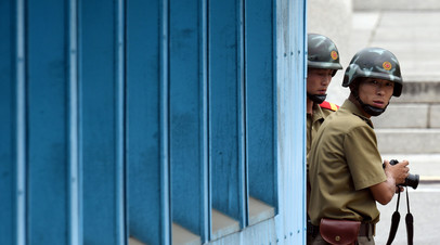 Северокорейские военные у демилитаризованной зоны