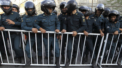 Полицейские Ирана во время митинга