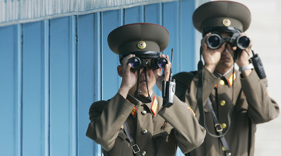 Северокорейские солдаты в демилитаризованной зоне, разделяющей две Кореи