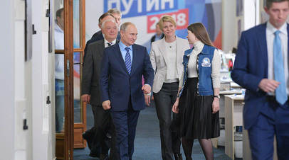 Владимир Путин во время посещения своего предвыборного штаба