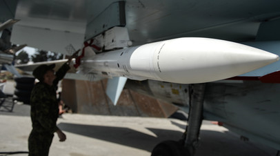 Техник готовит истребитель Су-35С к вылету с авиабазы Хмеймим