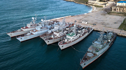 Военные корабли, которые ранее входили в состав Военно-морских сил Украины, в бухте Севастополя