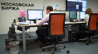 Сотрудники в офисе московской биржи ММВБ-РТС